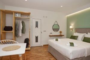 AvdouにあるApartments Gonies - Dimitraのベッドルーム1室(ベッド2台、クローゼット付)