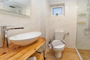 AvdouにあるApartments Gonies - Dimitraの白いバスルーム(洗面台、トイレ付)