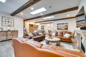 Ruang duduk di Epic East Wenatchee Home with Hot Tub and Game Room!