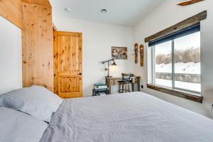 1 dormitorio con cama y ventana en Epic East Wenatchee Home with Hot Tub and Game Room! en East Wenatchee