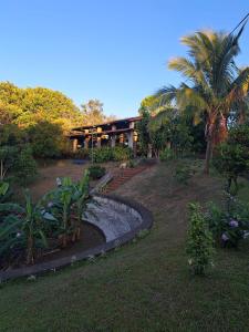 une maison avec un étang au milieu d'une cour dans l'établissement SERENITY BY NATURE, à Carrillos