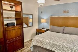 1 dormitorio con 1 cama con cabecero de madera en Creature Comforts Sleeps 24 4 hot tubs, en Ahwahnee