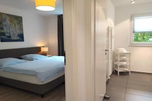 エッカーンフェルデにあるSTRANDMUSCHEL - 73512のベッドルーム(ベッド1台、窓付)