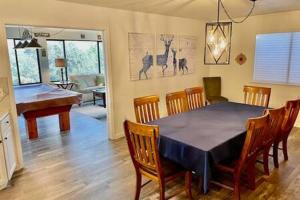 comedor con mesa y piano en Deer Suite HOT TUB GAME ROOM SLEEPS 2, en Ahwahnee