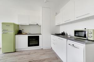 O bucătărie sau chicinetă la La Résidence Alpha Viroflay 302 - Duplex 2 chambres - 4 pers