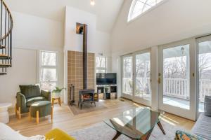 ein Wohnzimmer mit einem Sofa und einem Glastisch in der Unterkunft Dreamy Hudson Valley Cottage with State Park Views in Garrison