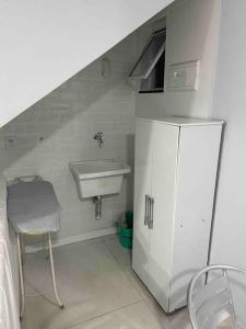 a small bathroom with a sink and a sink at Flat Completo in Vila Velha