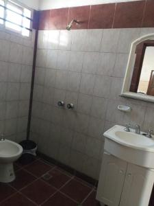 y baño con lavabo, aseo y espejo. en Chalet Mitaluya en Miramar