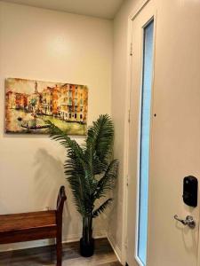 un corridoio con una pianta e un dipinto sul muro di Vacation or Business trip a Downey