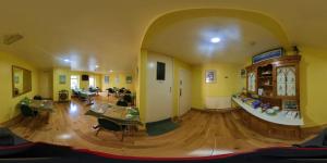 ein großes Wohnzimmer mit einem Torbogen in einem Haus in der Unterkunft Wulfruna Hotel in Paignton