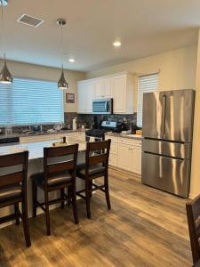 una cucina con frigorifero e tavolo con sedie di Vacation or Business trip a Downey