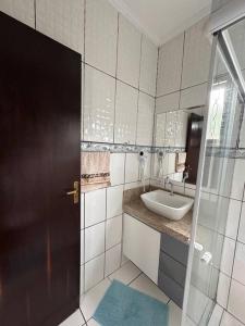 a bathroom with a sink and a mirror at Casa de Campo Atibaia c/ Piscina Aquecida in Atibaia