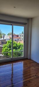 een lege kamer met een groot raam met uitzicht bij APARTAMENTOS FRERS in Martínez