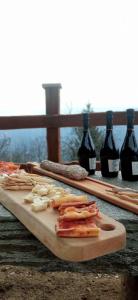 a cutting board with meat and some bottles of wine at Casa Vacanza L'infinito per escursionisti - gruppi e famiglie in Pessinetto