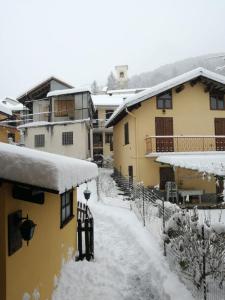 a couple of buildings with snow on the roofs at Casa Vacanza L'infinito per escursionisti - gruppi e famiglie in Pessinetto