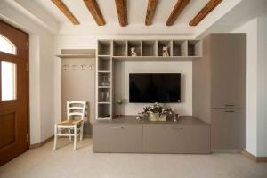 a living room with a flat screen tv on a entertainment center at Da Elda in Belluno
