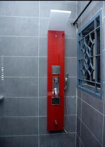 a red box on the wall of a bathroom at Résidence les 3M in Cotonou