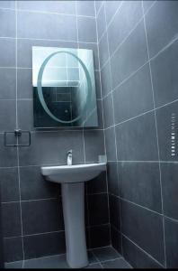 a bathroom with a sink and a mirror at Résidence les 3M in Cotonou
