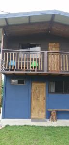 Casa azul con balcón y terraza en Cabañita La Montaña de Las Brisas, en San Vito