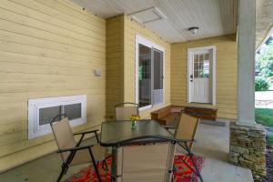 Billede fra billedgalleriet på Lake Tomahawk Getaway Pets & 3 Min. to Town! i Black Mountain + 36 billeder