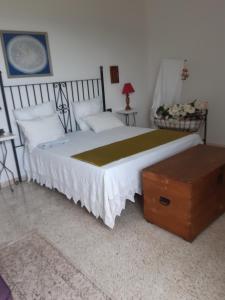 - une chambre avec un grand lit et un coffre en bois dans l'établissement quercia grande, à Casoli