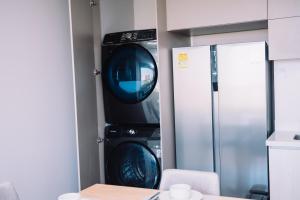 een keuken met twee wasmachines in een muur bij Apartaestudio Luxur en Barranquilla in Barranquilla