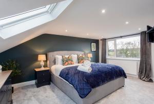 1 dormitorio con 1 cama y ventana grande en Kist Accommodates - Belmont Dene, en Knaresborough