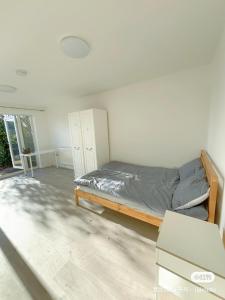 a bedroom with a bed in a room at Cloud Green apartment in Canley