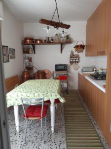 - une cuisine avec une table et des chaises dans la chambre dans l'établissement quercia grande, à Casoli