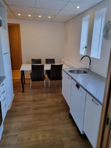 eine Küche mit einem Tisch und Stühlen im Zimmer in der Unterkunft K15 Apartment in Vestmannaeyjar