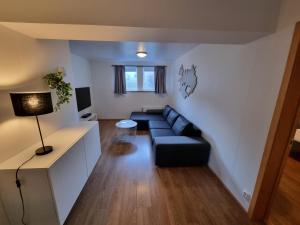 uma sala de estar com um sofá e uma mesa em K15 Apartment em Vestmannaeyjar