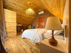 1 dormitorio con 1 cama y 1 lámpara en una mesa en Home Villa Arusha en Arusha