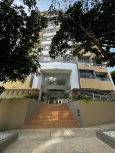 un edificio con una scala di fronte di Apartaestudio Luxur en Barranquilla a Barranquilla