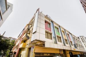 un bâtiment en construction dans une rue dans l'établissement Capital O Hotel Shanti Nivas Near Hare Krishna Hill, à Bangalore