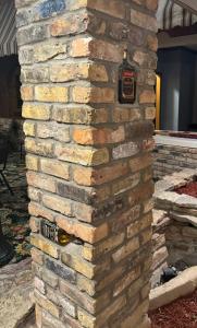 un mur de briques avec une bouche d'incendie sur le mur dans l'établissement Fenway House Hotel, à Fennimore