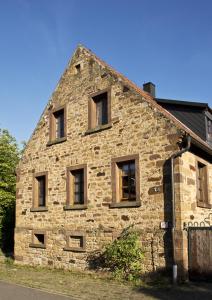 an old stone building with windows on the side of it at Ferienwohnung Kaim in Prichsenstadt