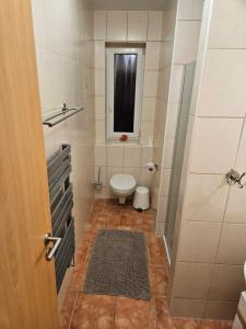 een badkamer met een toilet en een raam bij Ferienwohnung Ostsee und Strand 1 in Ribnitz-Damgarten