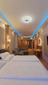 ein Hotelzimmer mit 2 Betten und einem Sofa in der Unterkunft Palais Elegance Wien in Wien