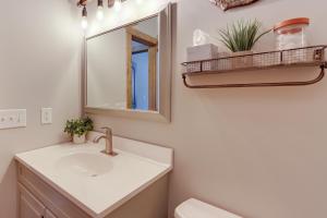 Ένα μπάνιο στο Lakefront Townhome with Dock 6 Mi to Blue Ridge! +18 φωτογραφίες