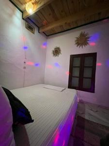 Postel nebo postele na pokoji v ubytování TAMRI BEACH HOUSE