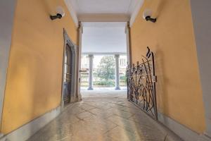 un corridoio vuoto con un cancello in un edificio di Barbara's house - Milano Navigli - 2 km from Duomo a Milano