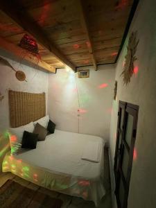 Postel nebo postele na pokoji v ubytování TAMRI BEACH HOUSE