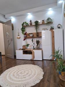 un soggiorno con frigorifero e tappeto di Apartament Medias Metanului a Mediaş