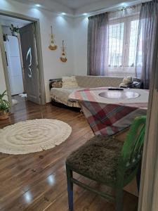 un soggiorno con tavolo e divano di Apartament Medias Metanului a Mediaş