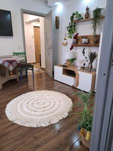 un soggiorno con tappeto su un pavimento in legno di Apartament Medias Metanului a Mediaş