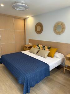 1 dormitorio con 1 cama grande con manta azul en Apartamento El Faro del Cabezo en Arona