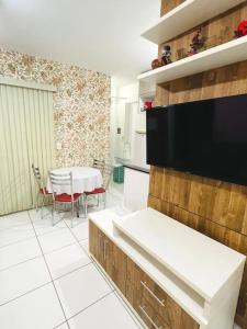 een keuken met een tafel en een eetkamer bij Apartamento Aconchegante Centro de Poços de Caldas in Poços de Caldas