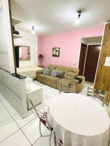 - un salon avec un canapé et une table dans l'établissement Apartamento Aconchegante Centro de Poços de Caldas, à Poços de Caldas