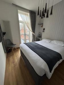 een slaapkamer met een groot bed en een raam bij Apartment 4 at Number 8 in City centre with kitchenette in Kent
