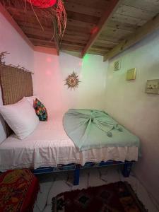 Postel nebo postele na pokoji v ubytování TAMRI BEACH HOUSE